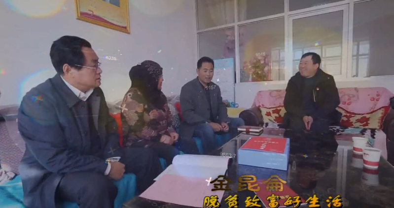 輝煌格爾木 金昆侖·脫貧致富好生活脫貧攻堅以來，青海省格爾木市認真貫徹落實中央和省州關于精準扶貧精準脫貧的一系列決策部署，始終把精準識別作為“扶真貧、真扶貧、真脫貧”的前提和基礎?！笆濉逼陂g，全市2419戶7264名貧困農牧民穩(wěn)定脫貧。至2017年底，237戶741名建檔立卡貧困人口、16個貧困村具備脫貧退出條件。全市脫貧摘帽16項指標順利通過最嚴格的、全覆蓋式的第三方調查評估。[詳細]