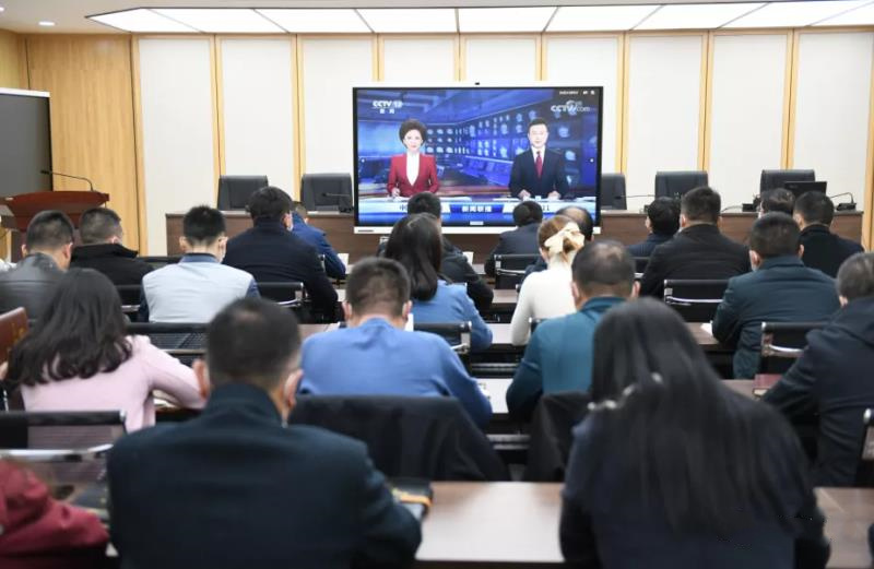 西寧市城中區(qū)干部群眾熱議黨的十九屆六中全會(huì)精神