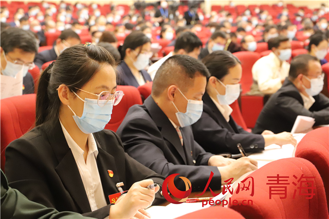 與會(huì)黨代表認(rèn)真聽取報(bào)告