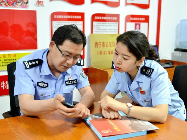 稅務(wù)干部聽(tīng)取警務(wù)工作經(jīng)驗(yàn)做法。趙和平攝