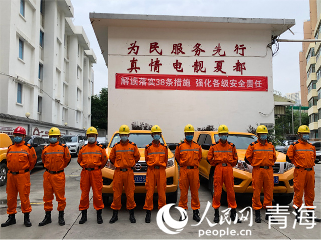 “電靚夏都”共產黨員服務隊隊員集結。人民網 劉沛然攝