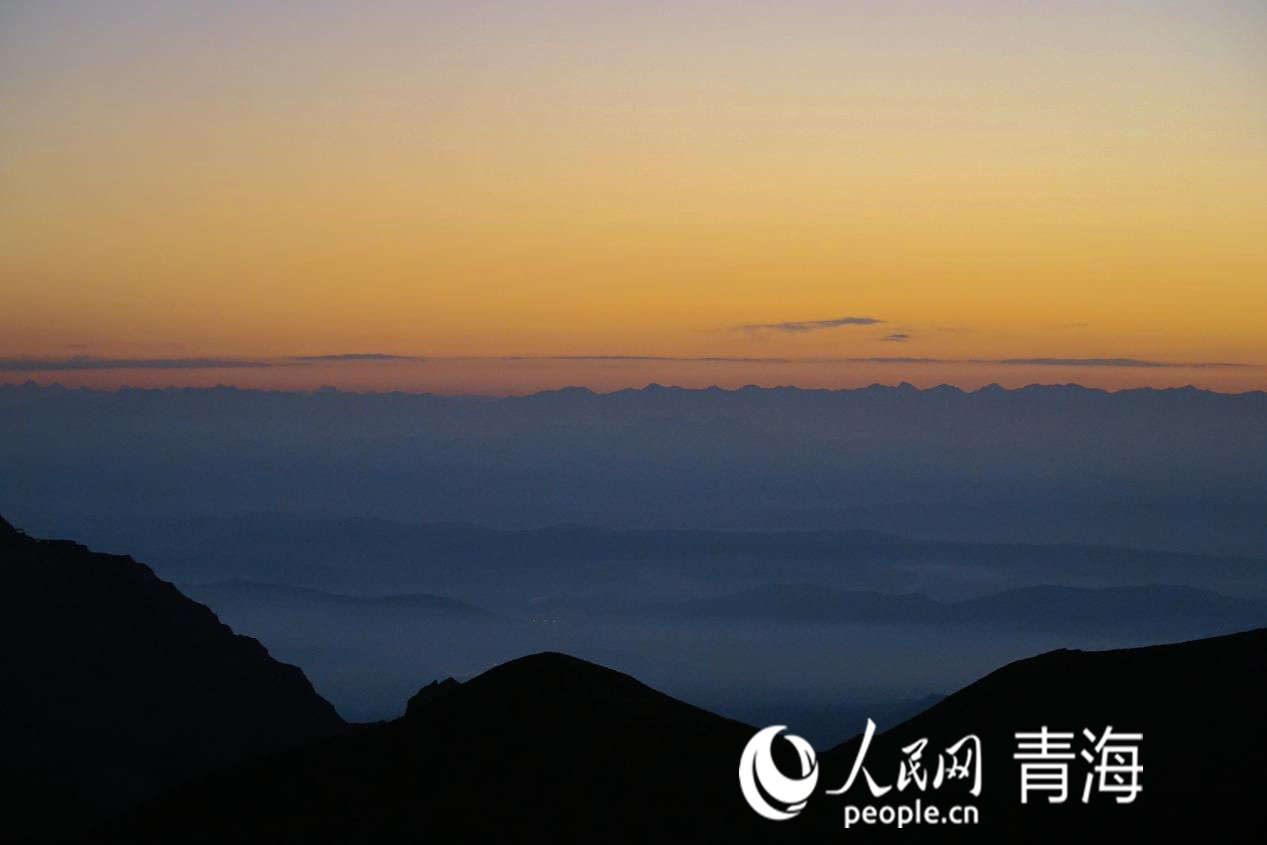 拉脊山柔美繾綣的云海。人民網(wǎng) 況玉攝