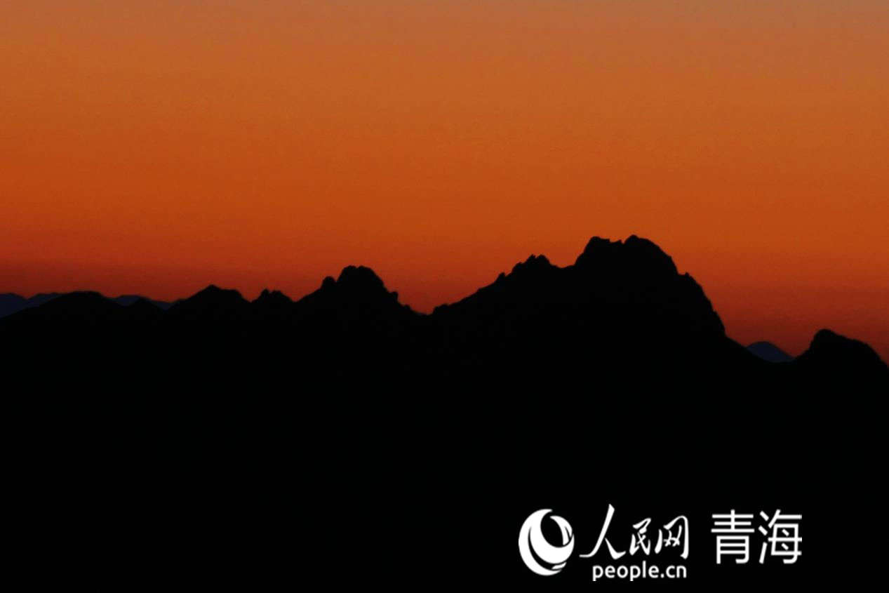 拉脊山朝霞。人民網(wǎng) 況玉攝