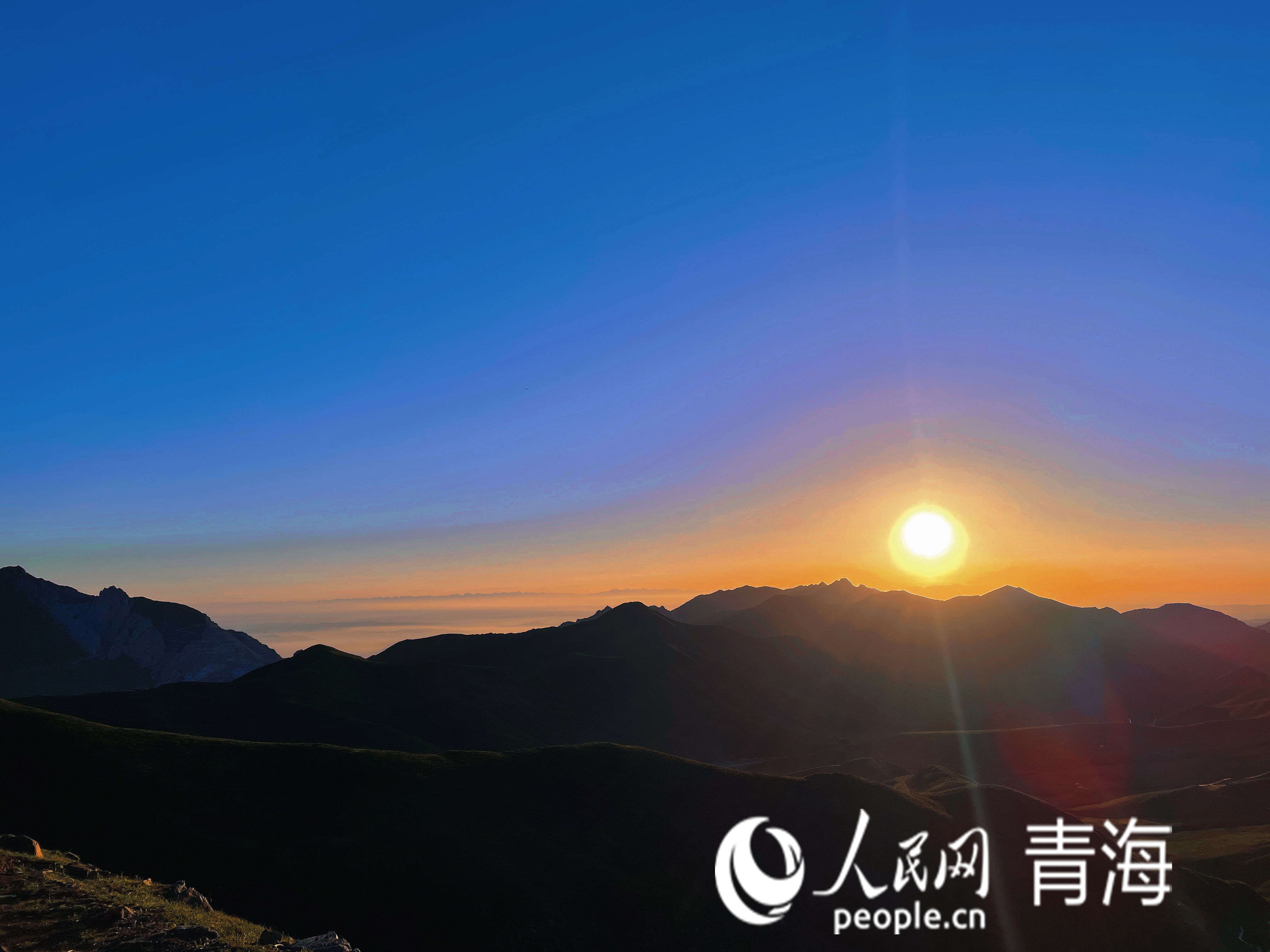 第一縷陽光照射大地。人民網(wǎng) 況玉攝