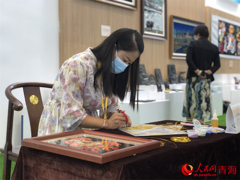 第23屆青洽會(huì)、第二屆生態(tài)博覽會(huì)現(xiàn)場(chǎng)非遺展示。人民網(wǎng) 劉沛然攝