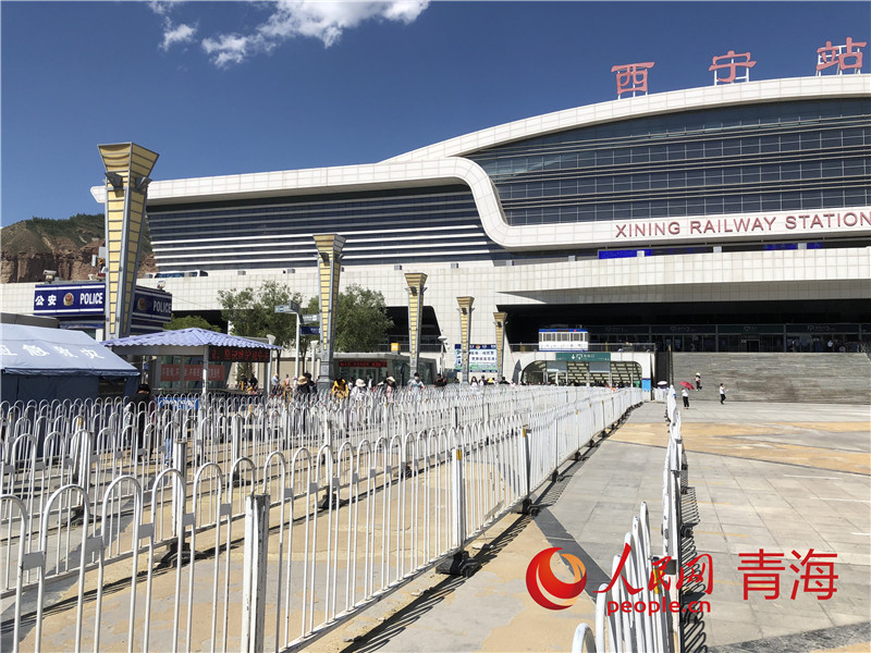 西寧火車(chē)站出站口處旅客正在出站。人民網(wǎng) 劉沛然攝