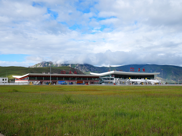 玉樹(shù)機(jī)場(chǎng)新建航站樓(右)。吳博婷攝