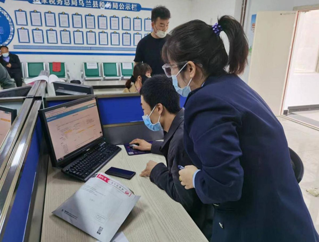 輔導(dǎo)企業(yè)辦理期末留抵退稅業(yè)務(wù)。劉偉攝