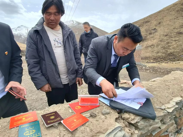 工作人員上門為農(nóng)牧民辦理貸款。農(nóng)行達(dá)日縣支行供圖