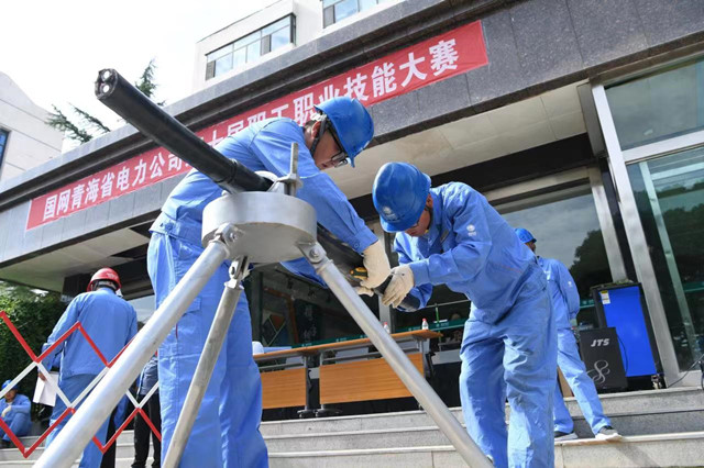 國(guó)網(wǎng)海東公司舉辦電纜專業(yè)技能大賽選拔賽及崗位練兵活動(dòng)。李永鵬攝