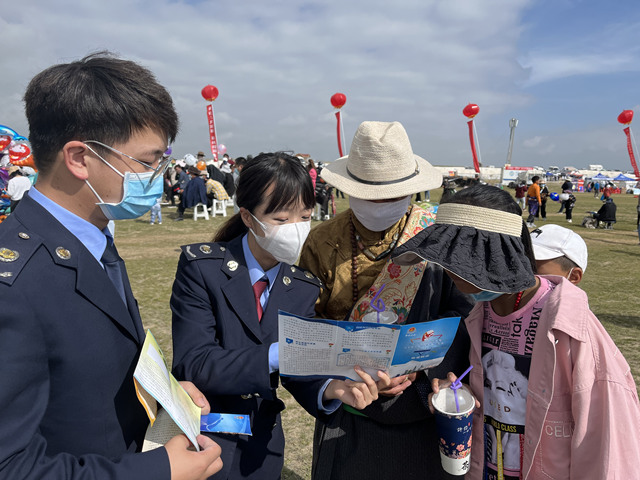 宣傳小分隊(duì)向牧民游客講解政策。天峻縣委宣傳部供圖