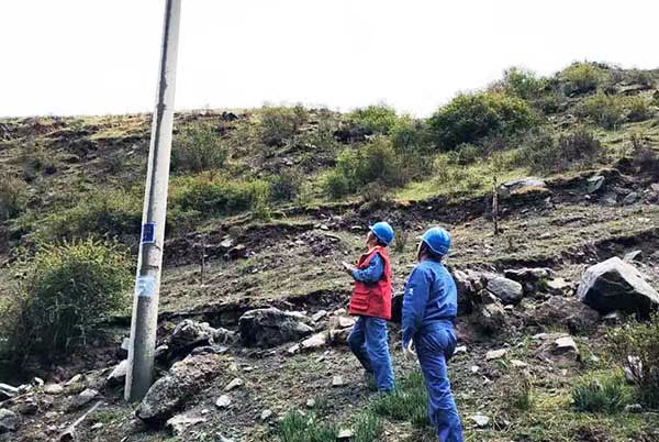 國(guó)網(wǎng)海東供電公司五十供電所開(kāi)展雨后配電線(xiàn)路特巡工作。李永鵬攝