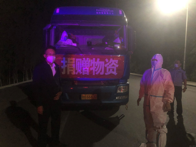滿載抗疫物資的卡車抵達格爾木。格爾木市委宣傳部供圖
