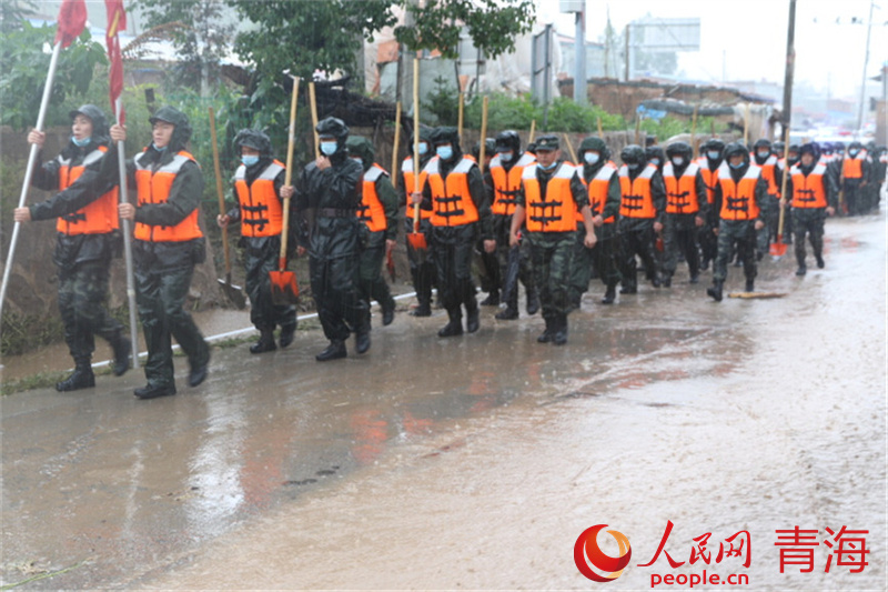 武警青海總隊西寧支隊官兵全力搶險救援。孟令彬攝