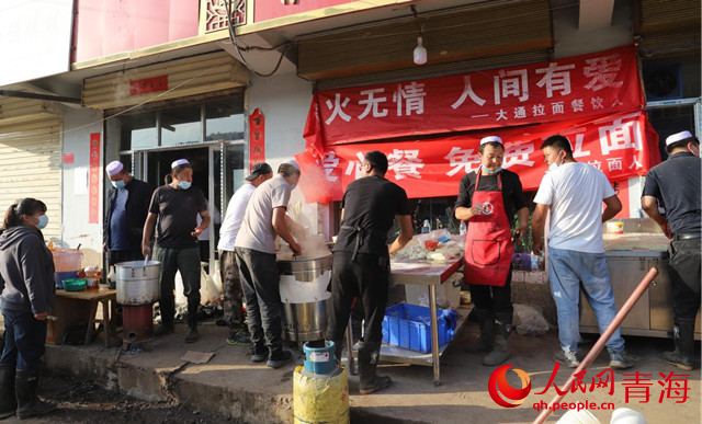 馬伊佳和同伴們的免費(fèi)拉面攤。人民網(wǎng) 甘海瓊攝