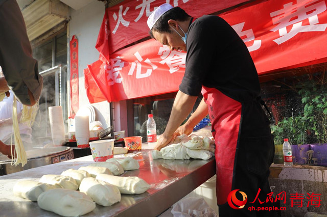 愛心拉面人為工作人員、受災(zāi)群眾免費(fèi)提供餐食。人民網(wǎng) 甘海瓊攝