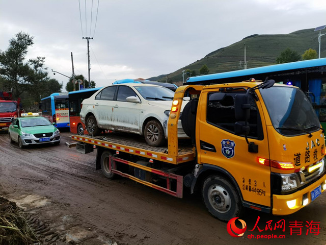 救援車輛進(jìn)入青山鄉(xiāng)受災(zāi)地區(qū)。人民網(wǎng) 甘海瓊攝