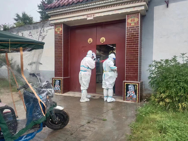 醫(yī)護(hù)人員上門核酸。湟中區(qū)委宣傳部供圖