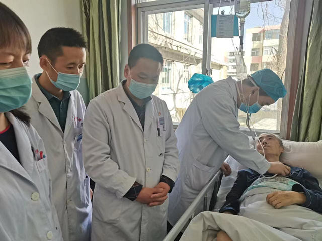 醫(yī)生對病人進行復(fù)查。西寧市第二人民醫(yī)院供圖