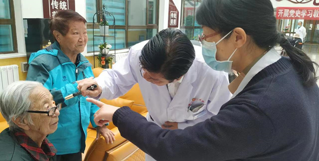 眼科專家對老人進行問診。西寧市第二人民醫(yī)院供圖