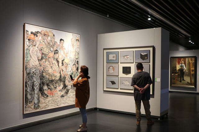 市民觀看美展。青海省文學(xué)藝術(shù)界聯(lián)合會(huì)供圖