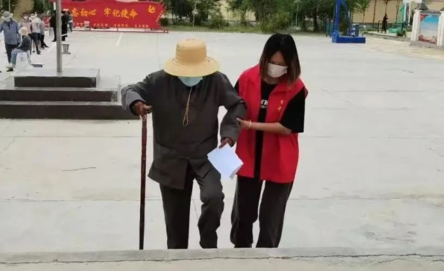 志愿者服務(wù)老人。海西州婦女聯(lián)合會(huì)供圖