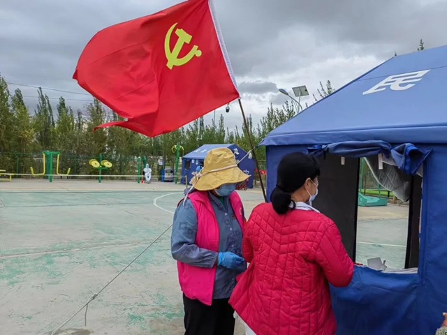 協(xié)助居民做核酸。海西州婦女聯(lián)合會供圖