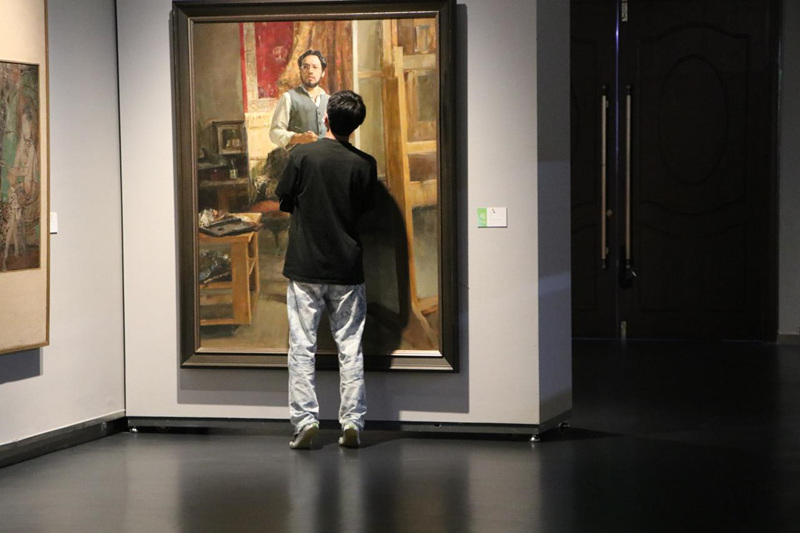 游客看展。青海省文聯(lián)供圖