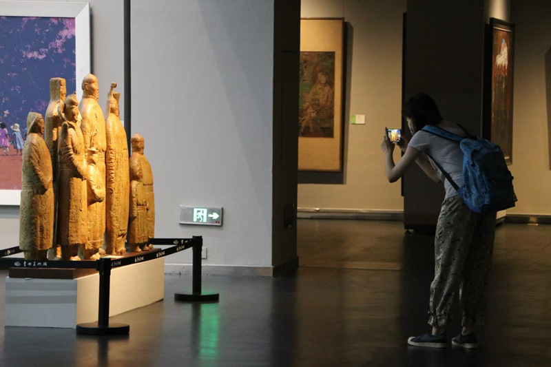 游客看展。青海省文聯(lián)供圖