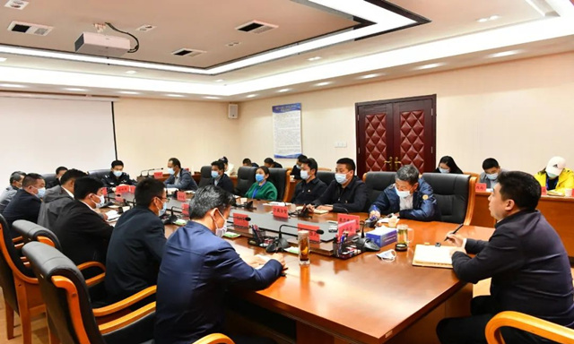 久治縣召開(kāi)疫情防控處置指揮部會(huì)議。久治縣委宣傳部供圖