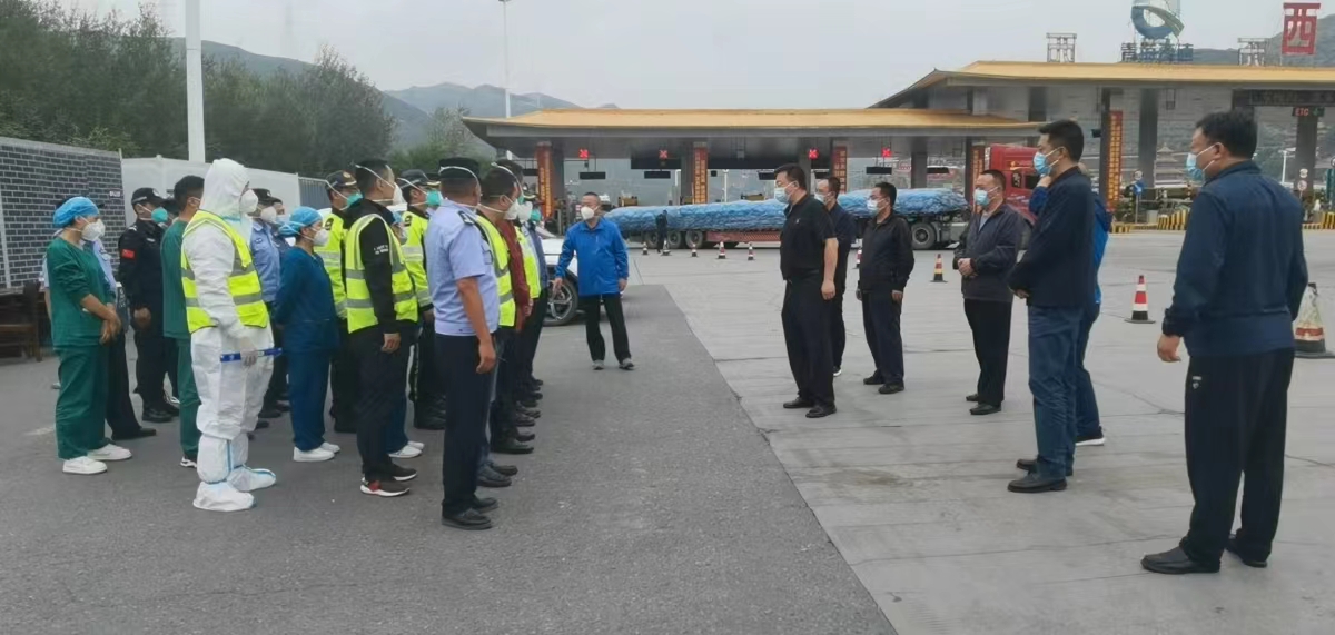 吉輝一行慰問(wèn)疫情防控一線工作人員。湟中區(qū)委宣傳部供圖