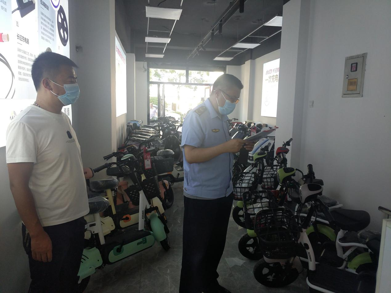 市場(chǎng)監(jiān)督管理部門開展電動(dòng)車安全隱患專項(xiàng)排查行動(dòng)。西寧市城北區(qū)委宣傳部供圖