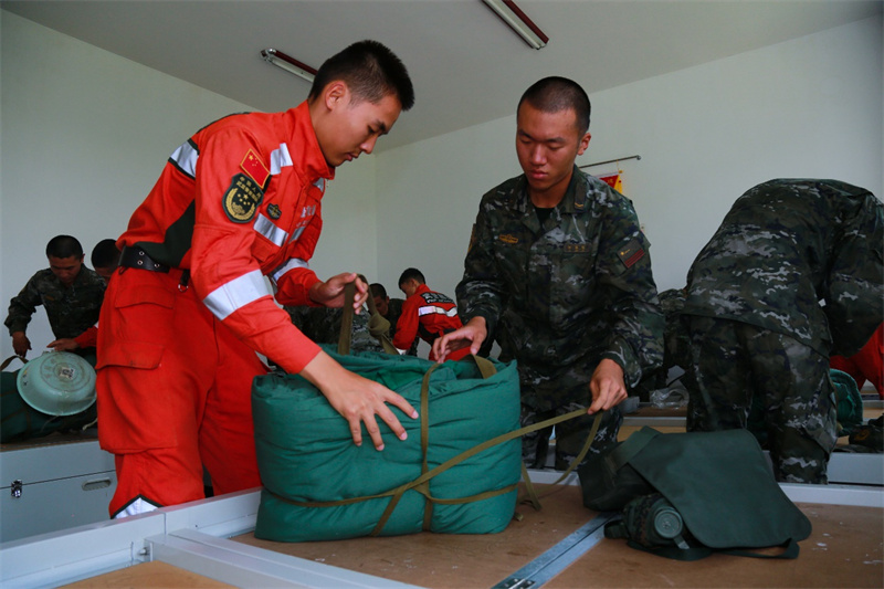 老兵幫新兵整理床鋪。羅元?jiǎng)P攝