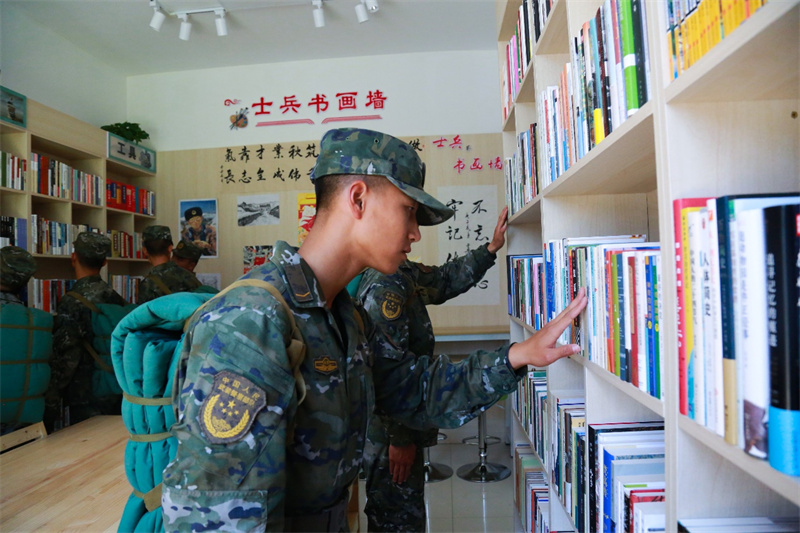 新戰(zhàn)友參觀圖書館。羅元凱攝