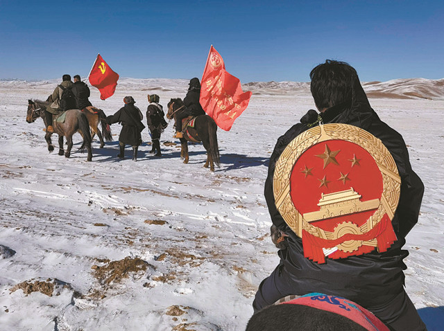 果洛藏族自治州瑪多縣人民法院的“馬背法庭”成員在下鄉(xiāng)途中。新華社記者 柳澤興 攝