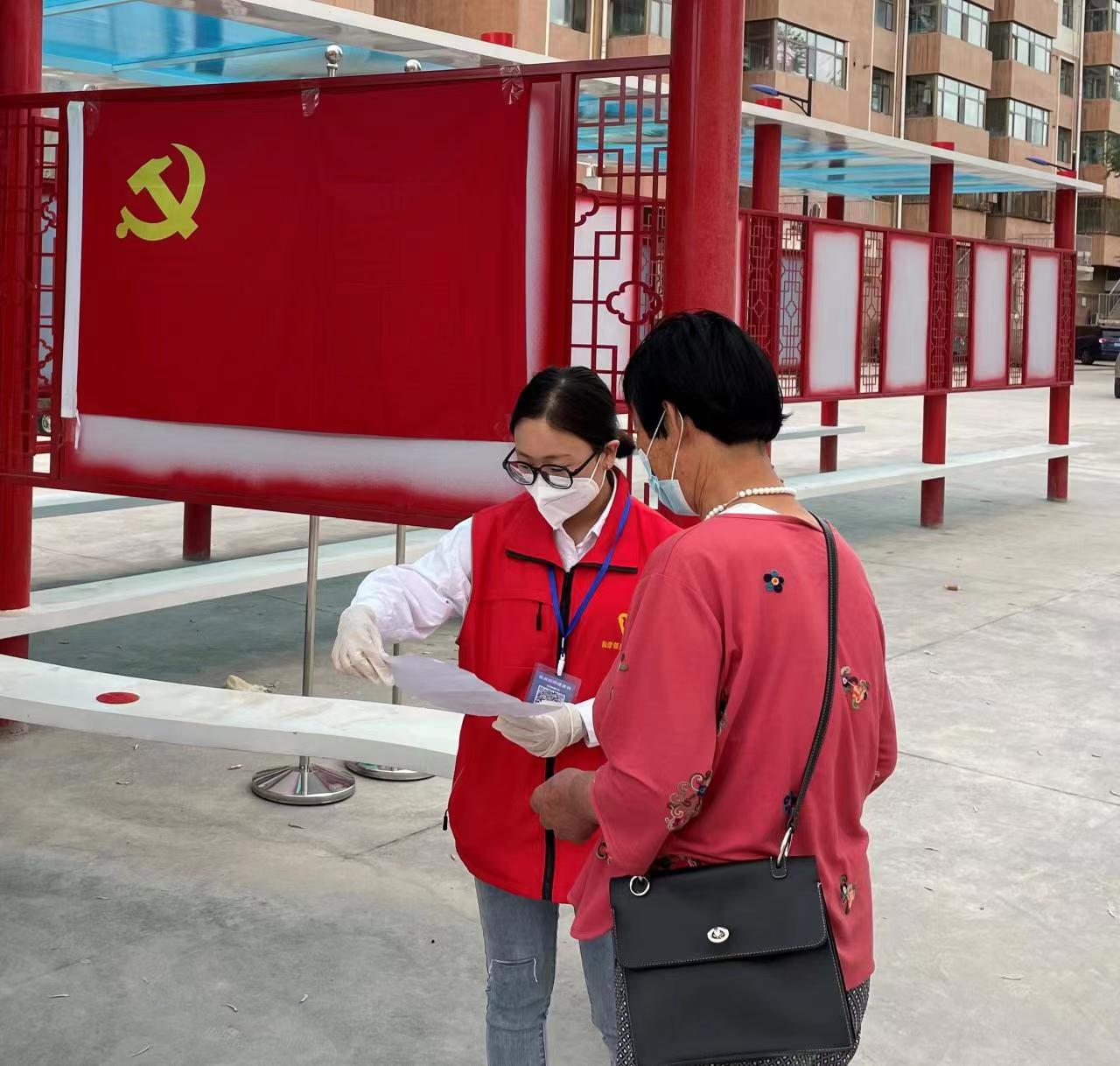 志愿者為村民提供幫助。海西州委組織部供圖