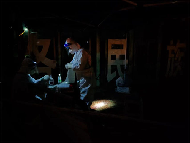 深夜堅(jiān)守崗位的志愿者。