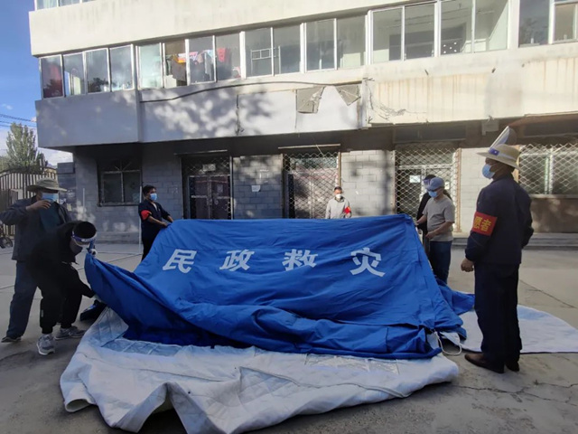 海西州退役軍人事務(wù)局志愿者搭建防疫帳篷。海西州退役軍人事務(wù)局供圖