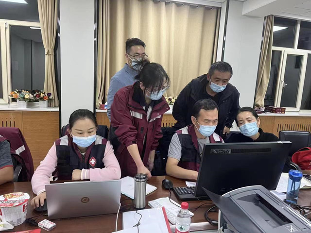 流調(diào)工作緊張進(jìn)行中。青海省疾病預(yù)防控制中心供圖