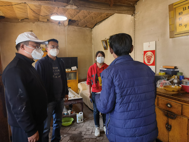 村干部和村民排查地質災害點。交通銀行青海省分行供圖