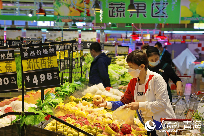 9月5日，西寧市某超市里購(gòu)物的市民。人民網(wǎng) 張皓芃攝