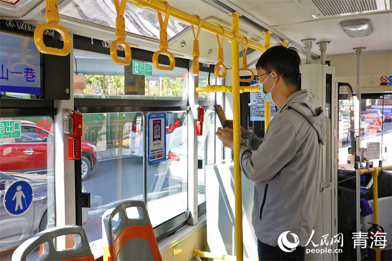9月5日，西寧市一公交車上乘客掃碼乘車。人民網(wǎng) 張皓芃攝