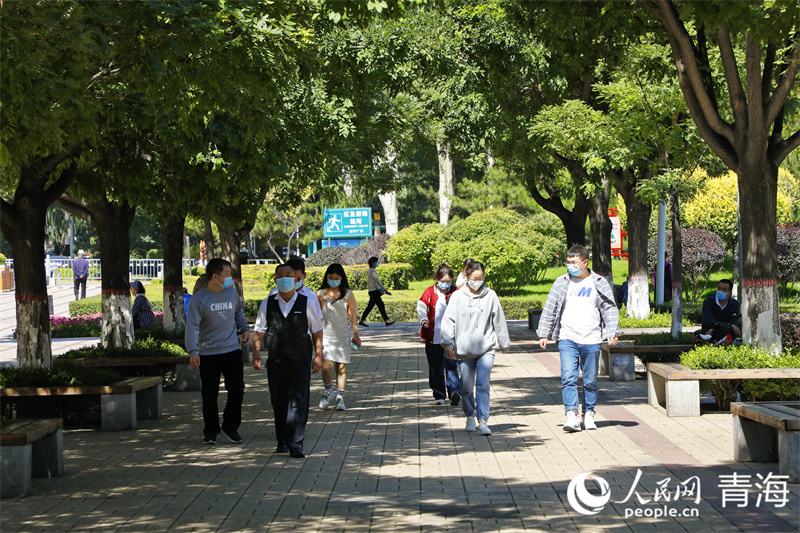 9月5日，西寧市新寧廣場上的市民。人民網(wǎng) 張皓芃攝