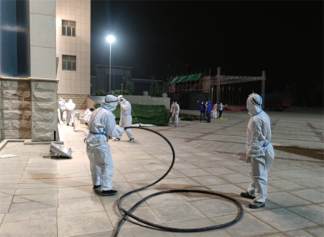 國網(wǎng)海西供電公司工作人員為防疫監(jiān)測點接電。金興芬、祁艷芳攝