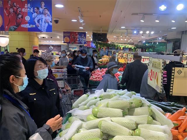 工作人員在生鮮超市進(jìn)行檢查。城北區(qū)委宣傳部供圖