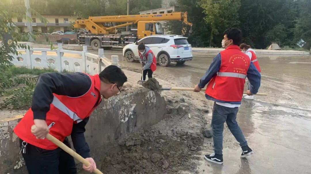 志愿者清理街面。尖扎縣委宣傳部供圖