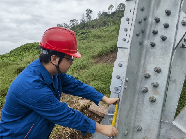 國網(wǎng)青海省電力公司員工在白鶴灘±800千伏輸電線路工程（川3標）進行質(zhì)量檢查。楊成輝攝