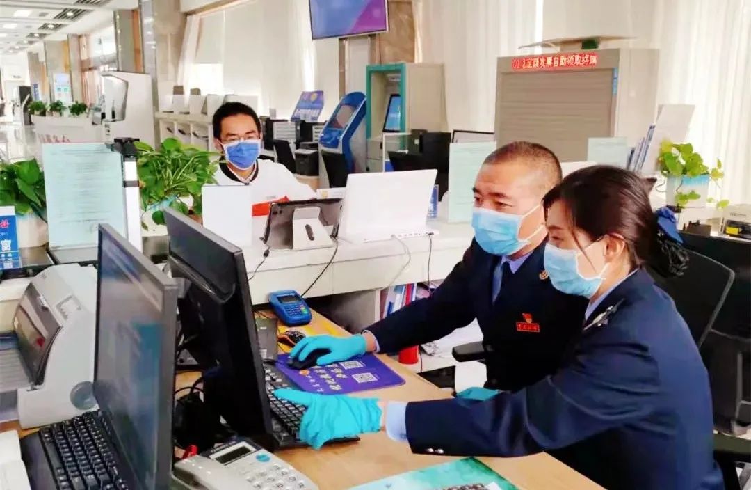 工作人員為企業(yè)辦理業(yè)務(wù)。國(guó)家稅務(wù)總局海西州稅務(wù)局供圖