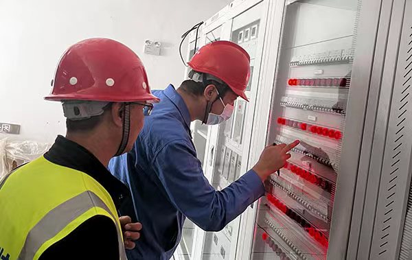 9月23日，海東供電公司組織專業(yè)人員到機場電鍋爐改造用電設(shè)備現(xiàn)場進行二次查驗，指導(dǎo)用戶消除缺陷，加快用戶工程建設(shè)進度，力促重點工程早日投運。李永國攝