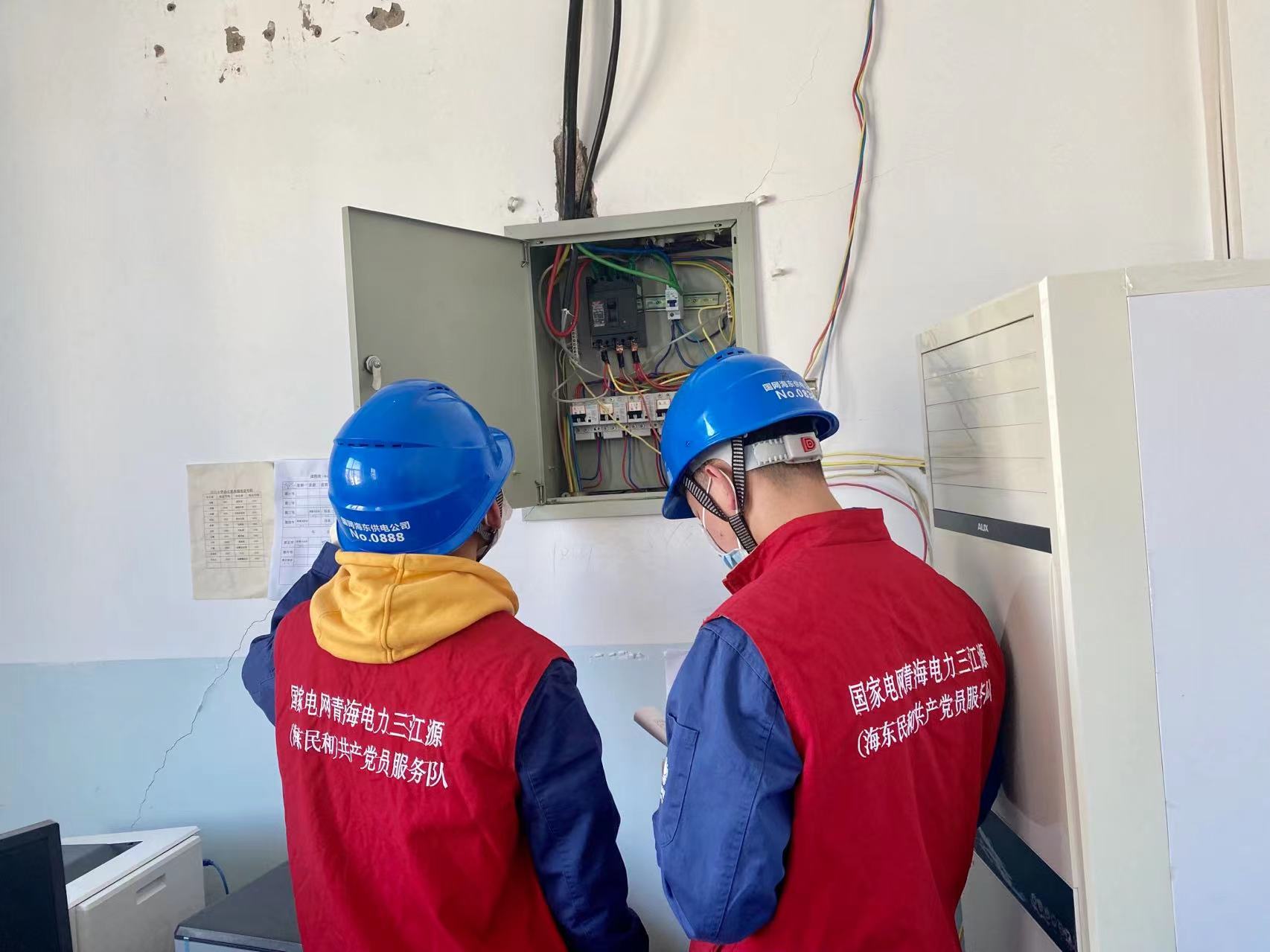 國網(wǎng)民和縣供電公司員工在青海省海東市民和縣川口小學內(nèi)進行冬季電采暖安全檢查 （晁孝正 攝）